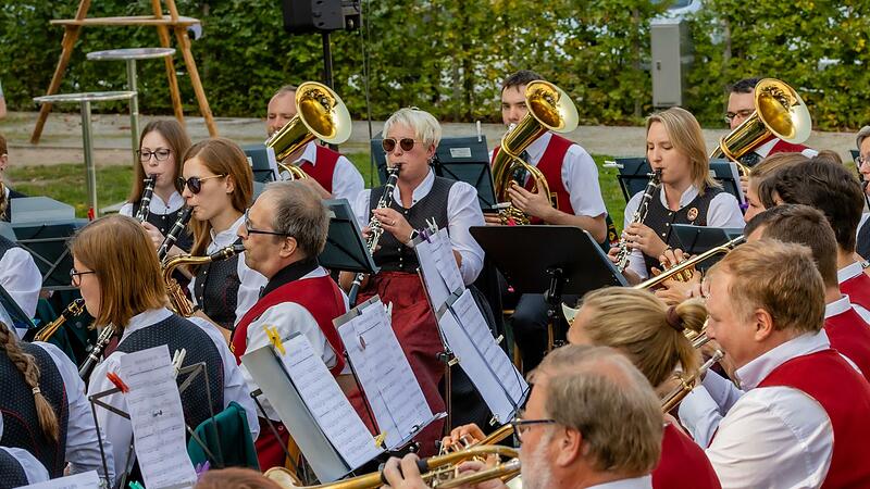 Die zweite Serenade des Musikvereins Knetzgau am vergangenen Sonntag in der Ortsmitte von Knetzgau war ein rundum gelungener Auftritt. Die zweite Serenade des Musikvereins Knetzgau am vergangenen Sonntag in der Ortsmitte von Knetzgau war ein rundum gelungener Auftritt.