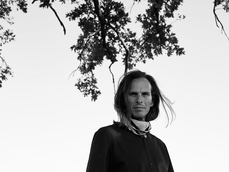 Der Elektro-Musiker, Komponist und Konzeptkünstler Pantha Du Prince präsentiert beim Benefizkonzert das Programm seines neuesten Albums „Garden Gaia“.