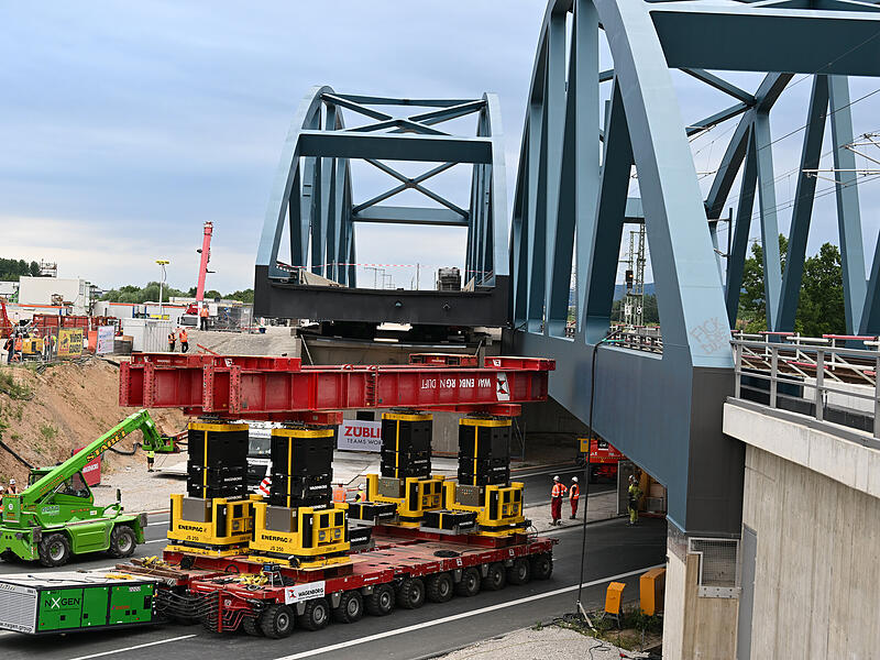 Forchheim A73 Br&uuml;ckenverschiebungEinschub Eisenbahnbr&uuml;cke bei Forchheim