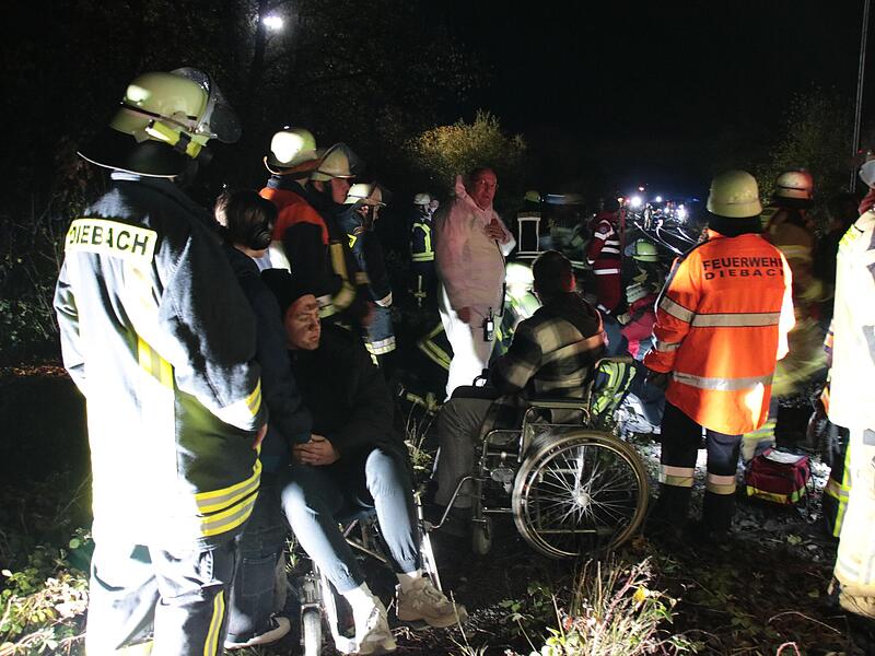 Zur Versorgung der Verletzten waren viele Helfer im Einsatz.