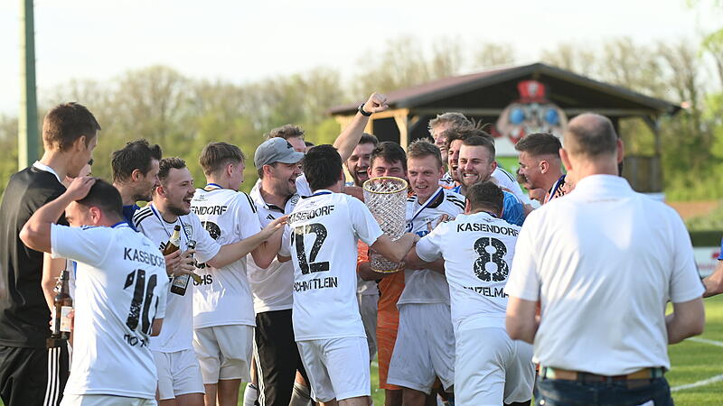 Der SSV Kasendorf (wei&szlig;e Trikots) hat sich im Kreispokalfinale des Spielkreises Bamberg/Bayreuth/Kulmbach im Halbfinale gegen den SC Reichmannsdorf durchgesetzt und bekam dann den TSV 1860 M&uuml;nchen als Gegner zugelost.