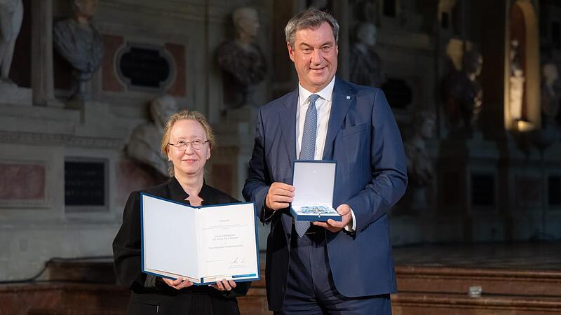 Aus der Hand von Ministerpr&auml;sident Markus S&ouml;der erhielt Rabbinerin Antje Yael Deusel den Bayerischen Verdienstorden samt Urkunde.