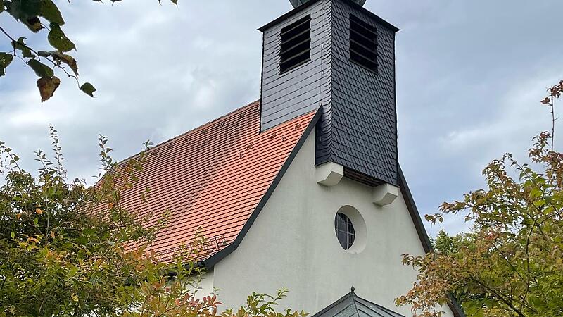 Blick auf die Kirche St. Michaelis, die auf dem Schlossberg steht und in den Jahren 1953/54 von den Rudendorfern mit gro&szlig;er Eigeninitiative errichtet wurde.