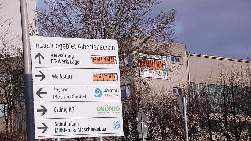 Auf dem Firmengel&auml;nde der Schick-Gruppe in Albertshausen herrscht nach Weihnachten Betriebsruhe, der gro&szlig;e Fuhrpark steht auf dem Gel&auml;nde.