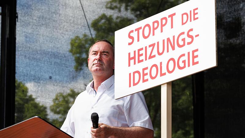 Hubert Aiwanger bei der Demonstration in Erding: &bdquo;Jetzt ist der Punkt erreicht, wo die gro&szlig;e schweigende Mehrheit sich die Demokratie zur&uuml;ckholen muss und denen in Berlin sagen: 'Ihr habt ja wohl den Arsch offen da oben.'&ldquo;Forchheim & Fr&auml;nkische Schweiz