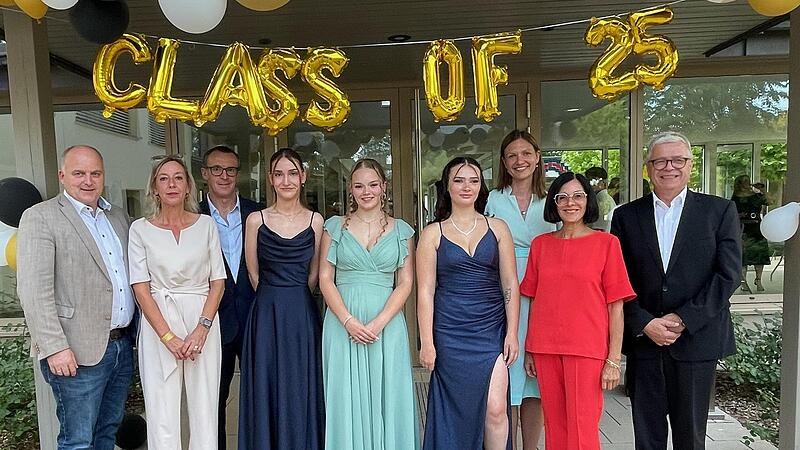 B&uuml;rgermeister Daniel Wehner (von links), Rektorin Heidrun von Schoen und Klassenleiter Norbert Kleinhenz gratulierten den Pr&uuml;fungsbesten Josefine Albert, Alina Emmert und Joeline Seitz. Zu den Gratulanten geh&ouml;rten ebenso Klassenleiterin Christine ...