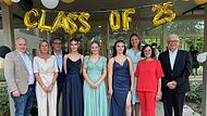 Bürgermeister Daniel Wehner (von links), Rektorin Heidrun von Schoen und Klassenleiter Norbert Kleinhenz gratulierten den Prüfungsbesten Josefine Albert, Alina Emmert und Joeline Seitz. Zu den Gratulanten gehörten ebenso Klassenleiterin Christine ...