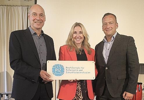 Joachim Selzam (l.) und Danilo Nicodemus nahmen die Auszeichnung aus den Händen von Anna Stolz entgegen.