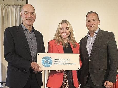 Joachim Selzam (l.) und Danilo Nicodemus nahmen die Auszeichnung aus den Händen von Anna Stolz entgegen.
