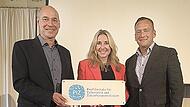 Joachim Selzam (l.) und Danilo Nicodemus nahmen die Auszeichnung aus den Händen von Anna Stolz entgegen.