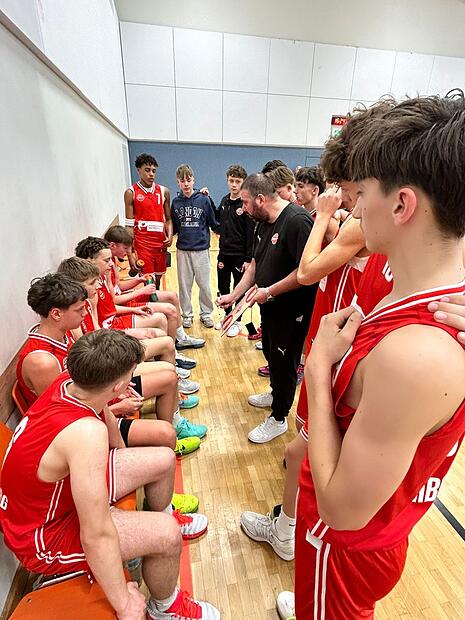 Ricardo Cabezas, Trainer der Freak-City-Mannschaft, bei einer Auszeitansprache. Ricardo Cabezas, Trainer der Freak-City-Mannschaft, bei einer Auszeitansprache.
