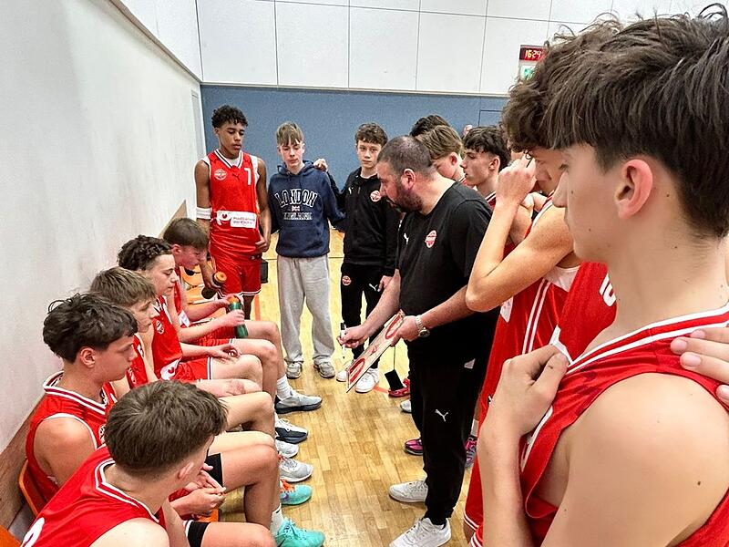 Ricardo Cabezas, Trainer der Freak-City-Mannschaft, bei einer Auszeitansprache.