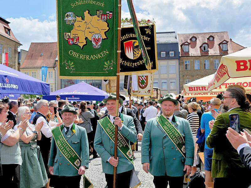 75. Bayerischer Landesschützentag in Bamberg: Der Festumzug führte vom Dom durch die Altstadt.75. Bayerischer Landesschützentag 75. Bayerischer Landesschützentag in Bamberg: Der Festumzug führte vom Dom durch die Altstadt.