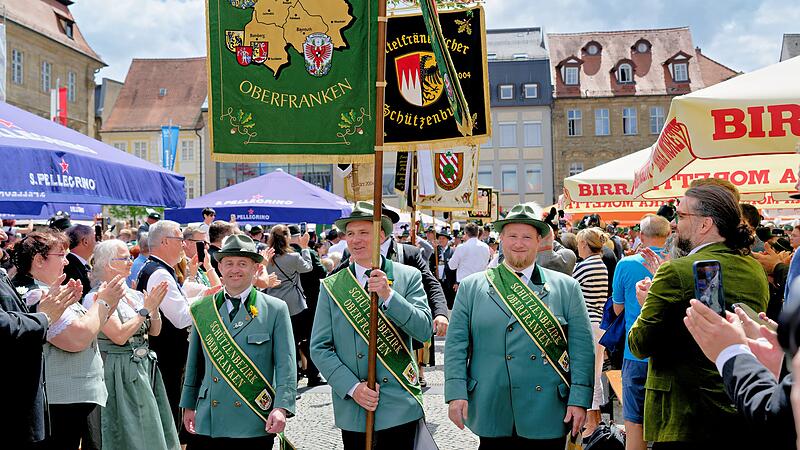 75. &shy;Bayerischen Landessch&uuml;tzentag in Bamberg: Der Festzug f&uuml;hrte vom Dom durch die Altstadt.