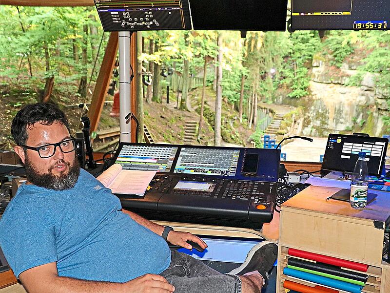 Kai Fischer beherrscht vom Technikraum oberhalb der Zuschauerr&auml;nge aus die gesamte Beleuchtung. Eine Viertelmillion Euro ist in der Trebgaster Naturb&uuml;hne in j&uuml;ngster Zeit daf&uuml;r investiert worden.Klaus Klaschka