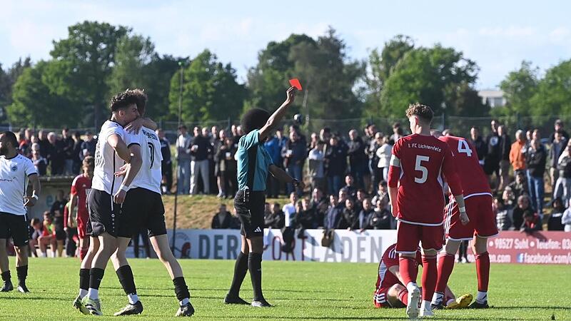 Das Spiel hat kurz nach Anpfiff schon einen Aufreger: Der Schiedsrichter z&uuml;ckt die Rote Karte in Richtung des Lichtenfelsers Reichel.