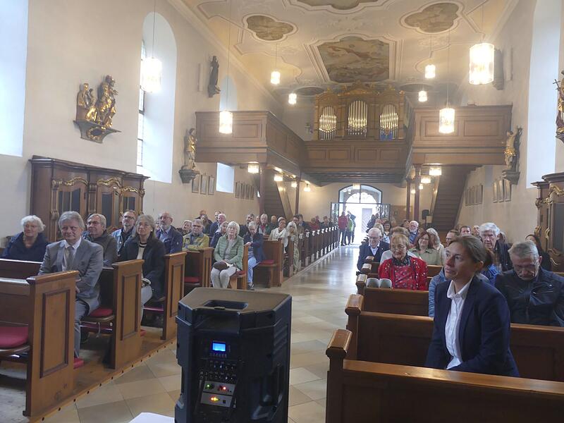 Zuhörer in der Kirche von Hannberg.