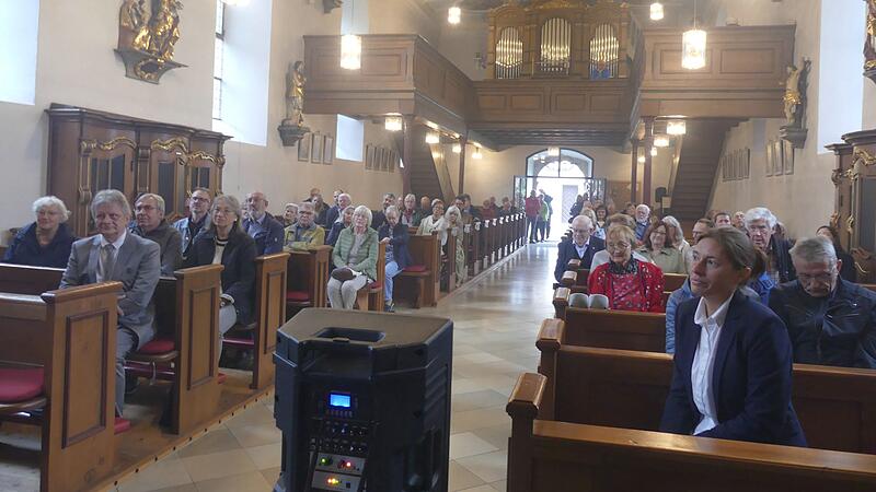 Zuh&ouml;rer in der Kirche von Hannberg.
