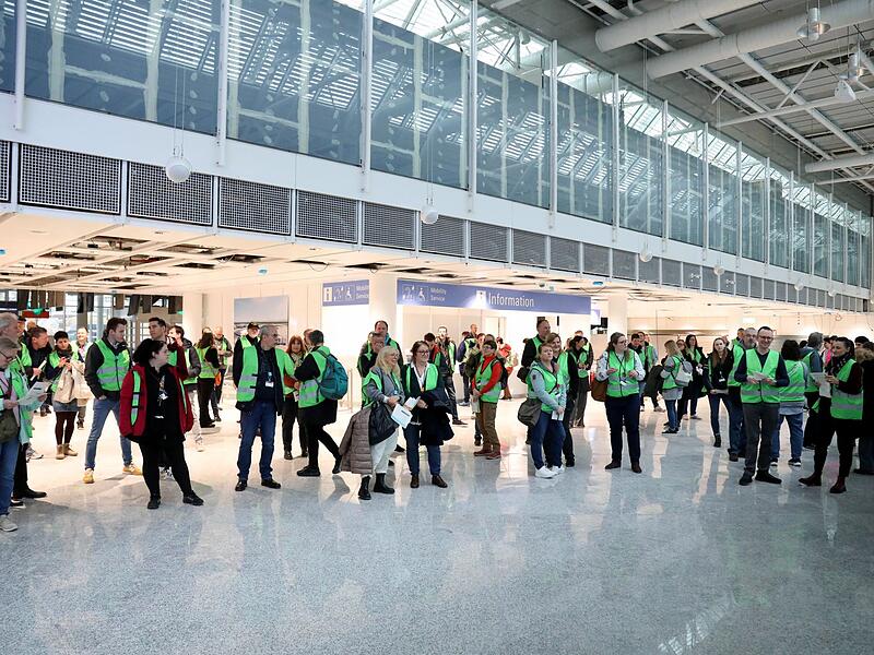 Testbetrieb am Münchner Flughafen - Komparsen spielen Reisende