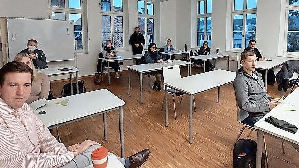 Elf Kursteilnehmer erfahren in f&uuml;nf Modulen mehr zum Thema Digitalisierung. Im Hintergrund Kursleiter Norbert Barnickel