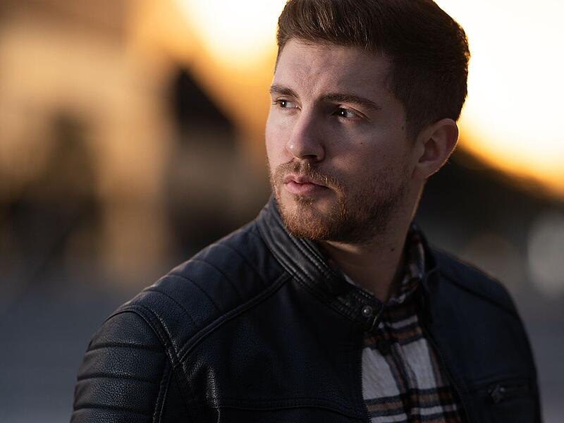Sein Ziel war eigentlich, &bdquo;Superstar&ldquo; zu werden &ndash; doch am Ende  wurde es der Titel &bdquo;Dschungelk&ouml;nig&ldquo;: Multitalent Joel &bdquo;Joey&ldquo; Heindle kommt am 31. Mai 2025 zur Er&ouml;ffnung des Schlagerschlosses zwischen Eisfeld und Rottenbach.