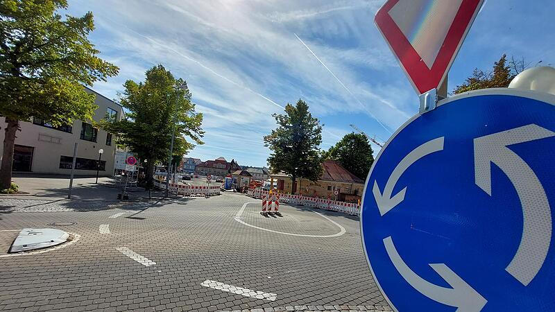 Die Mega-Baustelle am Paradeplatz tritt in die n&auml;chste Phase. Die Sperrung des Kreisverkehrs bedeutet f&uuml;r Anwohner und Anlieger eine erneute Belastung. Bei den Kosten gibt es eine gute und eine schlechte Nachricht.Forchheim & Fr&auml;nkische Schweiz