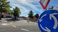 Die Mega-Baustelle am Paradeplatz tritt in die nächste Phase. Die Sperrung des Kreisverkehrs bedeutet für Anwohner und Anlieger eine erneute Belastung. Bei den Kosten gibt es eine gute und eine schlechte Nachricht.Forchheim & Fränkische Schweiz
