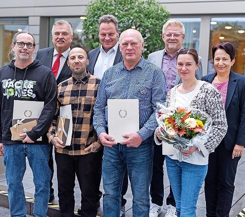 Die Aufnahme zeigt (von links) Andreas Ochs, Landrat Klaus Peter Söllner, Florian Fichtner, OB Ingo Lehmann, Viktor Hecht, Personalratsvorsitzenden Frank Wilzok, Kathrin Kolb und Geschäftsführerin Brigitte Angermann. Die Aufnahme zeigt (von links) Andreas Ochs, Landrat Klaus Peter Söllner, Florian Fichtner, OB Ingo Lehmann, Viktor Hecht, Personalratsvorsitzenden Frank Wilzok, Kathrin Kolb und Geschäftsführerin Brigitte Angermann.