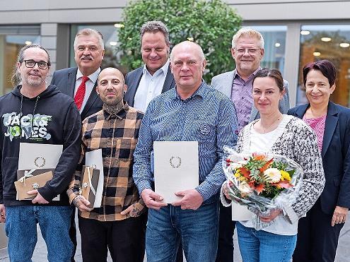 Die Aufnahme zeigt (von links) Andreas Ochs, Landrat Klaus Peter Söllner, Florian Fichtner, OB Ingo Lehmann, Viktor Hecht, Personalratsvorsitzenden Frank Wilzok, Kathrin Kolb und Geschäftsführerin Brigitte Angermann. Die Aufnahme zeigt (von links) Andreas Ochs, Landrat Klaus Peter Söllner, Florian Fichtner, OB Ingo Lehmann, Viktor Hecht, Personalratsvorsitzenden Frank Wilzok, Kathrin Kolb und Geschäftsführerin Brigitte Angermann.