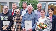 Die Aufnahme zeigt (von links) Andreas Ochs, Landrat Klaus Peter Söllner, Florian Fichtner, OB Ingo Lehmann, Viktor Hecht, Personalratsvorsitzenden Frank Wilzok, Kathrin Kolb und Geschäftsführerin Brigitte Angermann.
