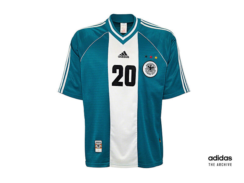 Gr&uuml;n dominiert weiter, diesmal kam jedoch ein wei&szlig;er L&auml;ngsstreifen dazu: Das DFB-Ausw&auml;rtstrikot bei der WM 1998, hier mit der Nr. 20 von Oliver Bierhoff.