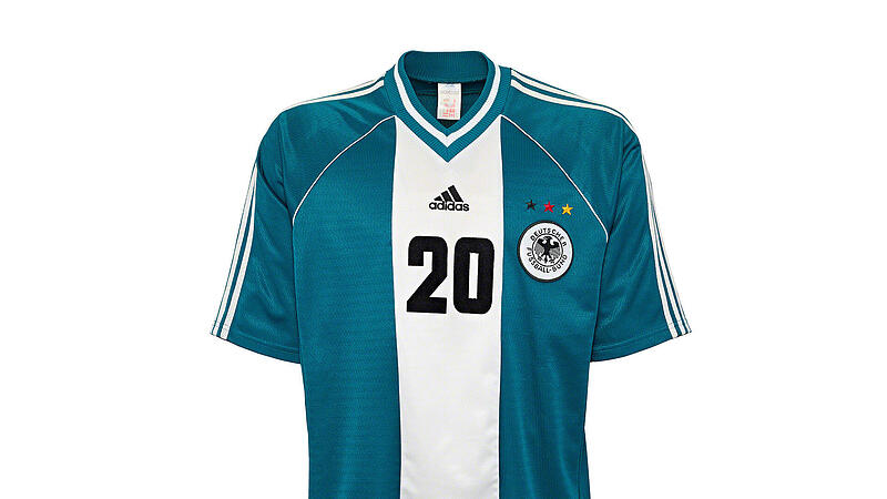 Gr&uuml;n dominiert weiter, diesmal kam jedoch ein wei&szlig;er L&auml;ngsstreifen dazu: Das DFB-Ausw&auml;rtstrikot bei der WM 1998, hier mit der Nr. 20 von Oliver Bierhoff.