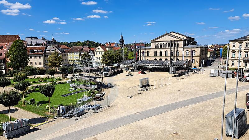 B&uuml;hnen-Aufbau f&uuml;r das HUK-Open-Air auf dem Schlossplatz