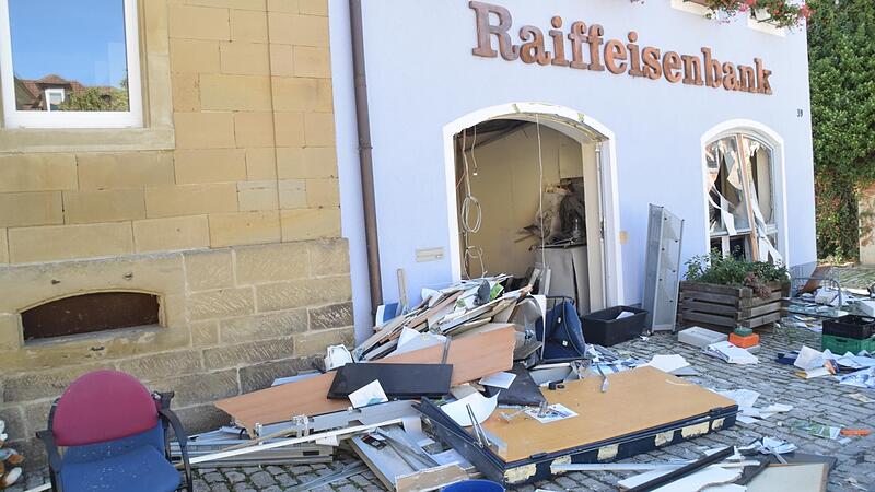 Der Geldautomat in der Filiale der Raiffeisenbank Mainschleife &ndash; Steigerwald in Abtswind wurde k&uuml;rzlich gesprengt. Am Morgen danach lagen die Tr&uuml;mmer vor dem Geb&auml;ude.