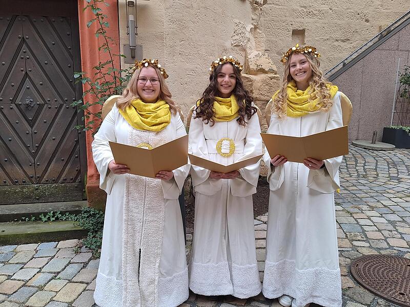 Die diesjährigen Forchheimer Weihnachtsengel (von links): Verena Schmidt, Nelli Böker und Jule MüllerForchheim & Fränkische Schweiz Die diesjährigen Forchheimer Weihnachtsengel (von links): Verena Schmidt, Nelli Böker und Jule MüllerForchheim & Fränkische Schweiz