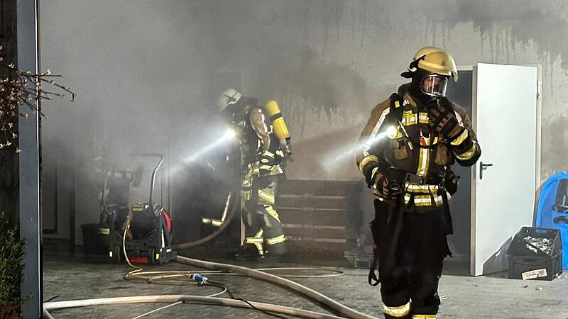 R&uuml;ckblick: Die Neuhauser Feuerwehrleute waren mit schwerem Atemschutzger&auml;t bei einem Einsatz an Neujahr vor Ort, um das Feuer unter Kontrolle zu bekommen.
