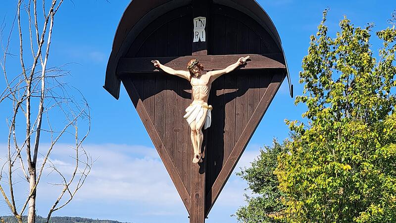 Nun sind die f&uuml;nf Kruzifixe in Ludwigschorgast wieder komplett. Die Restaurierung war notwendig, da das Holz des Corpus Christi wetterbedingt Schaden genommen hatte.