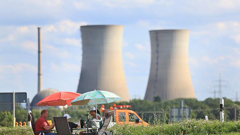Sprengung der Kühltürme des Kernkraftwerkes Grafenrheinfeld Sprengung der Kühltürme des Kernkraftwerkes Grafenrheinfeld