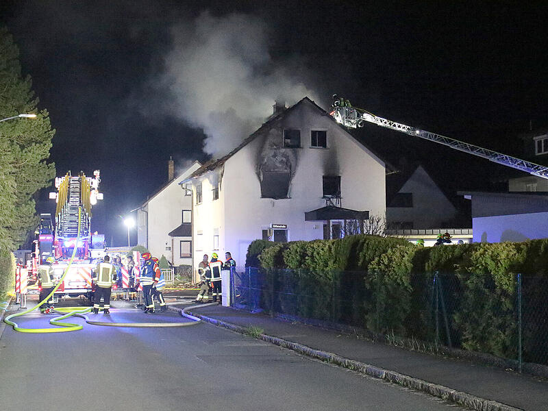 In der Nacht ist in Sonnefeld ein Brand ausgebrochen.  Viele Rettungskr&auml;fte r&uuml;ckten aus, auch ein Heli.