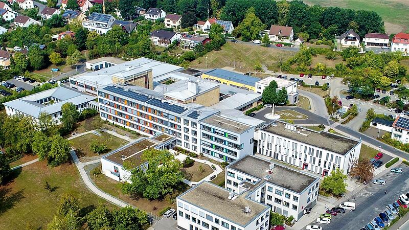 In Haßfurt soll durch die Zentralisierung der stationären chirurgischen Leistungen und Bildung spezialisierter Zentren eine deutliche Qualitätssteigerung sowie eine positive Entwicklung der Fallzahlen erreicht werden.