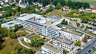 In Haßfurt soll durch die Zentralisierung der stationären chirurgischen Leistungen und Bildung spezialisierter Zentren eine deutliche Qualitätssteigerung sowie eine positive Entwicklung der Fallzahlen erreicht werden.
