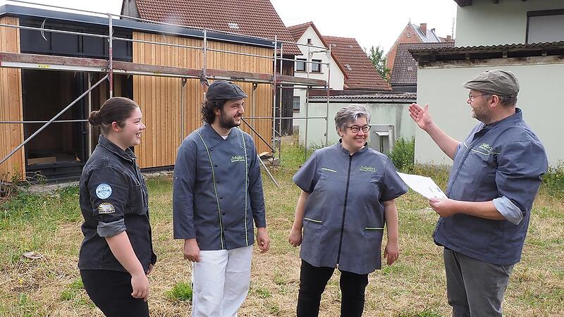 Hier entsteht der  Stadtsteinacher Smart-Shop: nur einen Steinwurf entfernt von der Landmetzgerei. Der automatisierte Laden wird  an  der gleichen Stelle errichtet, wo ehemals die Scheune der Familie H&uuml;mmer stand. Die Familie Sch&uuml;&szlig;ler mit (von rec...