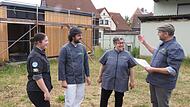 Hier entsteht der  Stadtsteinacher Smart-Shop: nur einen Steinwurf entfernt von der Landmetzgerei. Der automatisierte Laden wird  an  der gleichen Stelle errichtet, wo ehemals die Scheune der Familie Hümmer stand. Die Familie Schüßler mit (von rec...