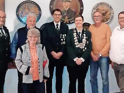 Die Geehrten für langjährige Mitgliedschaft: (von links) 1. Schützenmeister Klaus Brückner, Martin Eyring, Karola Schmitt, Lukas Hammer, Max Brückner, Thomas Bildhauer und 2. Bürgermeister Andreas Trägner.