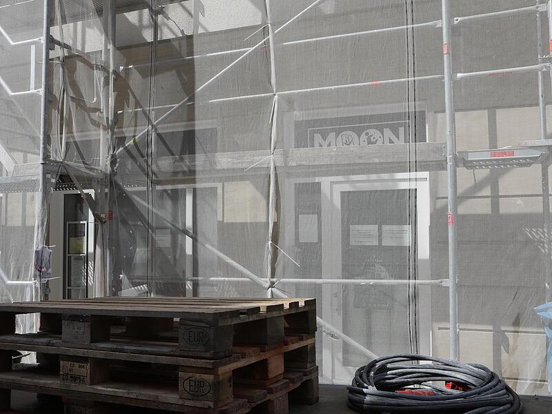 Der Handyreparaturladen Moon Repair zieht wieder in die Hauptstraße 12, sobald die Sanierung abgeschlossen ist.Leerstände in Forchheim: Das tut sich in der Innenstadt Der Handyreparaturladen Moon Repair zieht wieder in die Hauptstraße 12, sobald die Sanierung abgeschlossen ist.