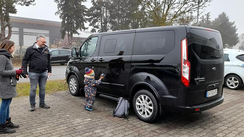 Gregors Bruder David will gleich rein in den Bus, während Mama Ireen mit Marc Dotterweich fachsimpelt.