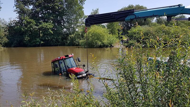 Der Traktor wurde von zwei Kr&auml;nen an Land gezogen.