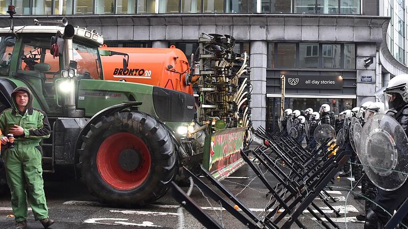 Polizisten stehen hinter einer Barrikade w&auml;hrend einer Demonstration von Landwirten im Europaviertel vor einem Treffen der EU-Agrarminister.