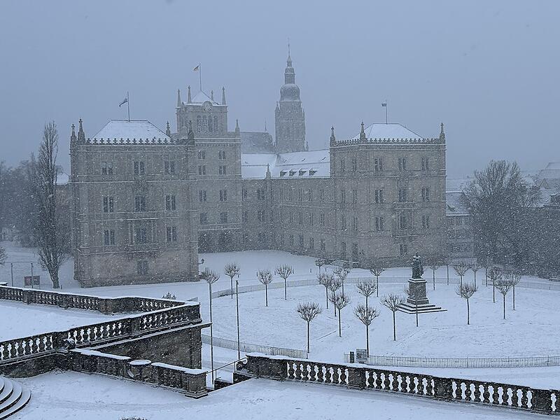 Coburg am 2. Januar 2026: Es hat geschneit! Hier: Schloss Ehrenburg