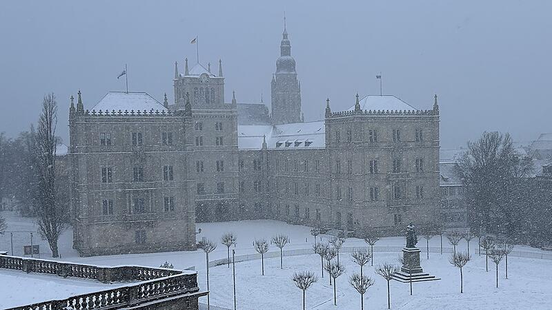 Coburg am 2. Januar 2026: Es hat geschneit! Hier: Schloss Ehrenburg